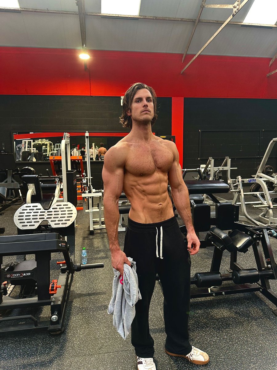 I've spent over 5,000 hours in the gym the past 13 years.

Here are 12 lessons that will help you be jacked by summer 2025: