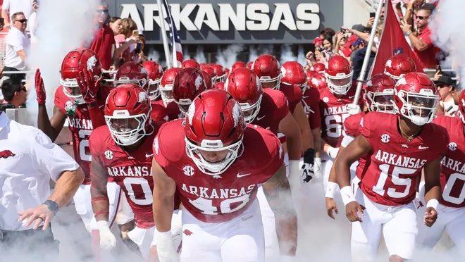 LapuahoSaia's tweet photo. All Glory To God🙏🏽🙏🏽
After talking with @CoachSamPittman and @CoachMateos I’m blessed to have received an offer to play at @RazorbackFB #Godisgood https://t.co/kNCVsqaQCI