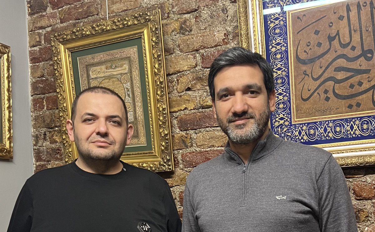 Kumbaracı4 Sanat Galerisi’nde, kıymetli Ebubekir Mete ile bir araya geldik. Sanatın, estetiğin ve hat sanatının ruhu buluşturduğu bu özel mekânda güzel bir sohbet gerçekleştirdik. Geleneksel sanatlara gönül veren herkesin mutlaka ziyaret etmesi gereken bir adres! ✨ #Kumbaracı4