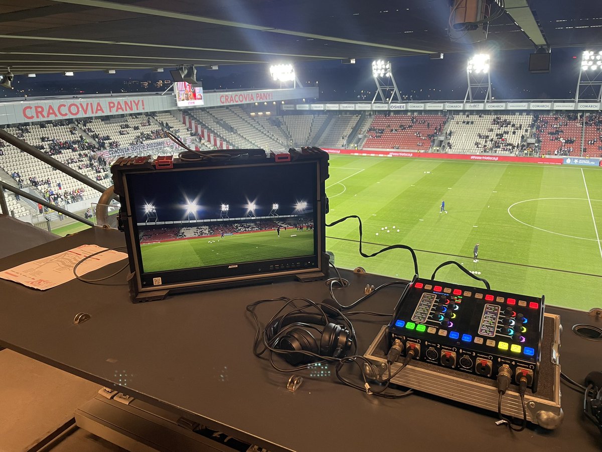 biuro gotowe, zaraz zaczynamy ⚽️#CRARCZ z <a href="/MZewlakow/">Marcin Żewlakow</a>