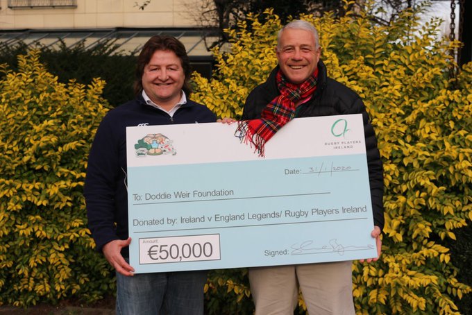 Jaynes__World's tweet photo. 🏉 #OTD 2019 #IrelandLegends🍀 played #EnglandLegends🌹 in a game organised by Shane Byrne and raising €50,000 for Doddie Weir's @MNDoddie5 Foundation 👏

The big man's selfless legacy of love and hope for the #MND community will endure 💙💛

#IREvENG 

#GuinnessM6N https://t.co/RdmnZlF2Ks