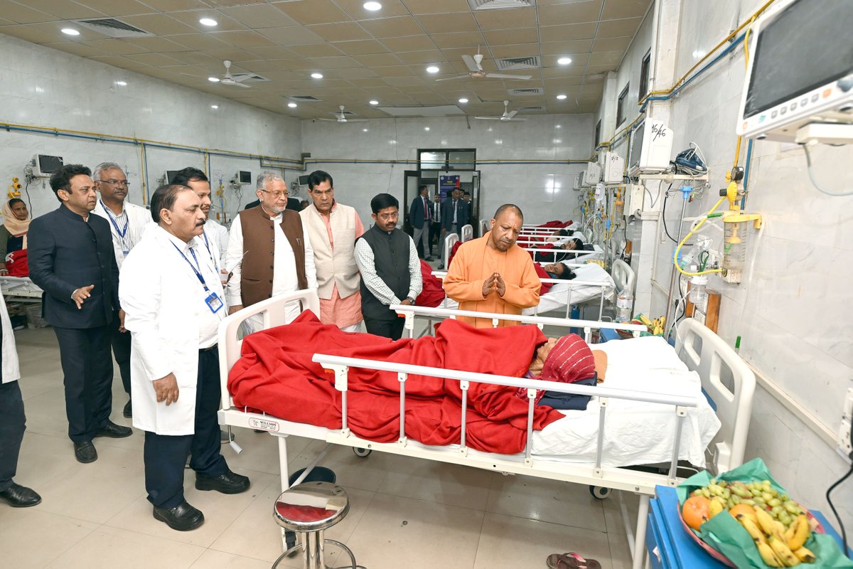 महाकुम्भ-2025, प्रयागराज में हुई दु:खद व दुर्भाग्यपूर्ण घटना में घायल हुए श्रद्धालुओं से आज मिलकर उनका कुशल-क्षेम जाना।

कुशल चिकित्सकों की देखरेख में सभी घायलों का समुचित उपचार किया जा रहा है।

गंगा मैया सभी घायलों को शीघ्र स्वास्थ्य लाभ प्रदान करें, यही प्रार्थना है।

प्रदेश