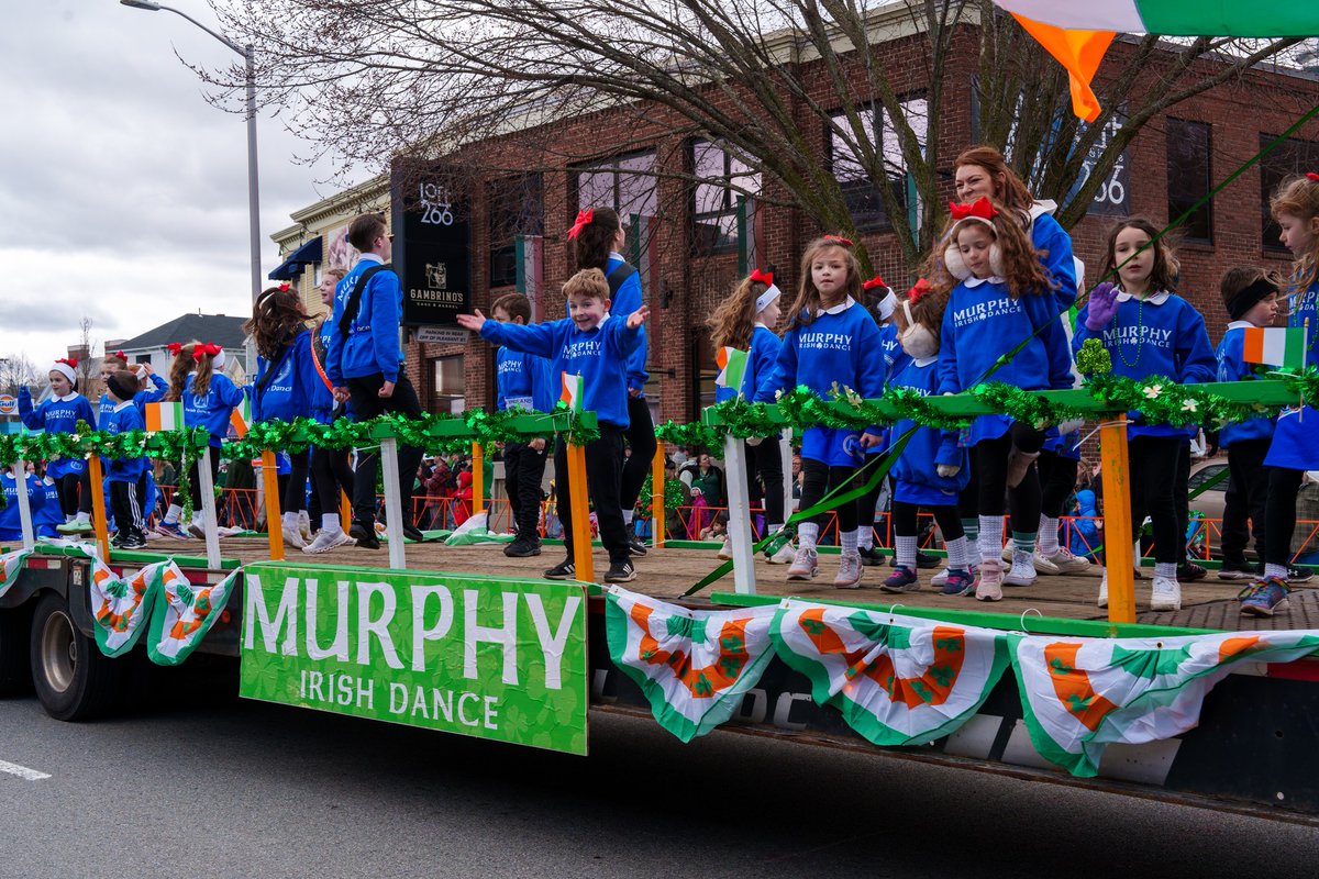 TheBostonIrish's tweet photo. We're looking forward to the #StPatricksDay parade in #WorcesterMA on Sun, March 16, with 100s of bands, Irish dancers + bagpipers, led by #GrandMarshal Kate McEvoy!  @TweetWorcester @SpecNews1Worc @chamberworc @TimMurray_MA @RepMcGovern  @FlyWorcester @WooPublicMarket 
@Worcester_Irish @BlackstoneNPS @holy_cross    https://t.co/FqTj4ysMq2