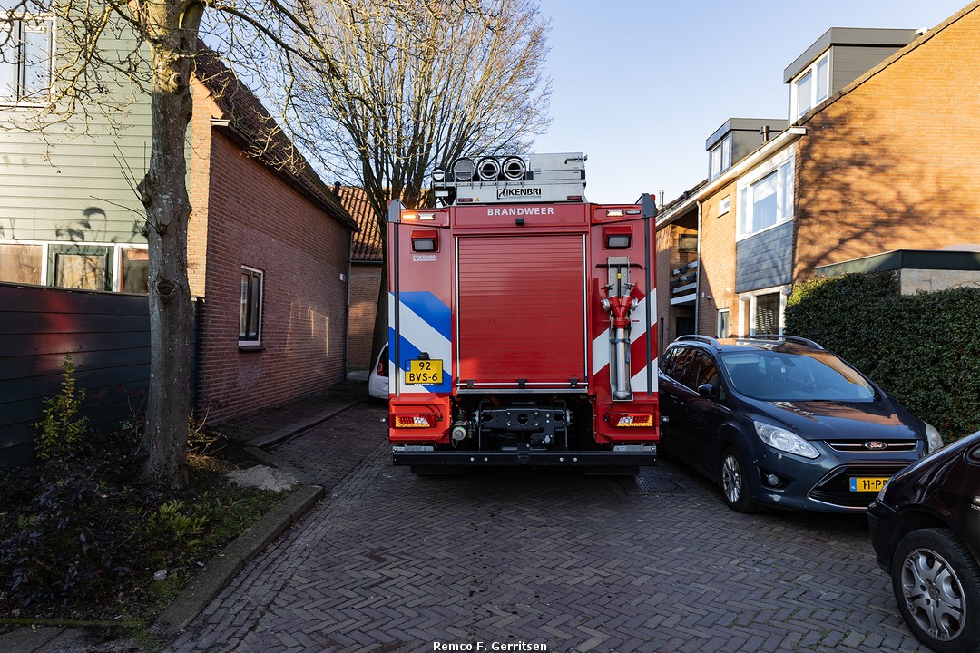 Kat vast onder motorkap geparkeerde auto in Haastrecht