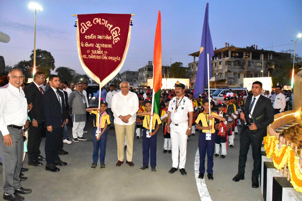 મુખ્યમંત્રી શ્રી ભૂપેન્દ્રભાઈ પટેલના વરદ્હસ્તે આણંદ જિલ્લાના બોરસદ ખાતે નવનિર્મિત વિશ્રામ ગૃહ અને નગરપાલિકાના મુખ્ય દ્વારનું લોકાર્પણ કરવામાં આવ્યું હતું.

આ અવસરે બોરસદ તાલુકાની પામોલ પ્રાથમિક શાળાના બાળકો દ્વારા સ્કાઉટ ગાઈડ બેન્ડની પ્રસ્તુતિ કરીને મુખ્યમંત્રીશ્રીનું સ્વાગત