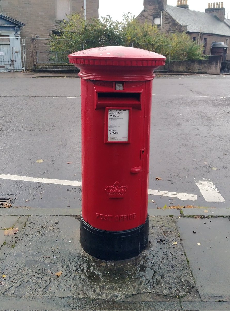 PillarBoxPics's tweet photo. A Scottish type A in Dundee.
This one had no manufacturer's name.
Happy #PostboxSaturday everyone. https://t.co/DbNjWc7vnk