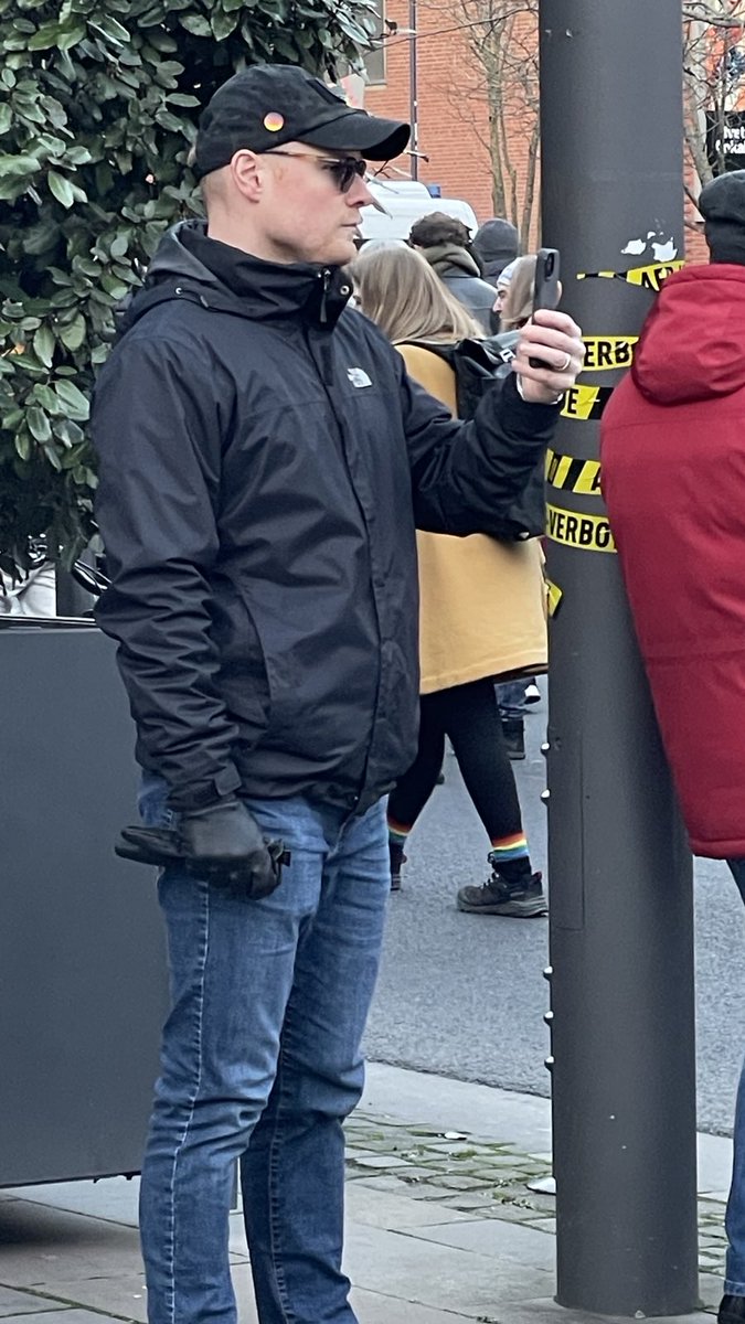 kgegenrechts's tweet photo. #k0102 17:10 Rechte finden unsere Demo anscheinend sehr interessant. Vor 5 Min am nördlichen Alter Markt aufgenommen. https://t.co/bFUoOIBZBG