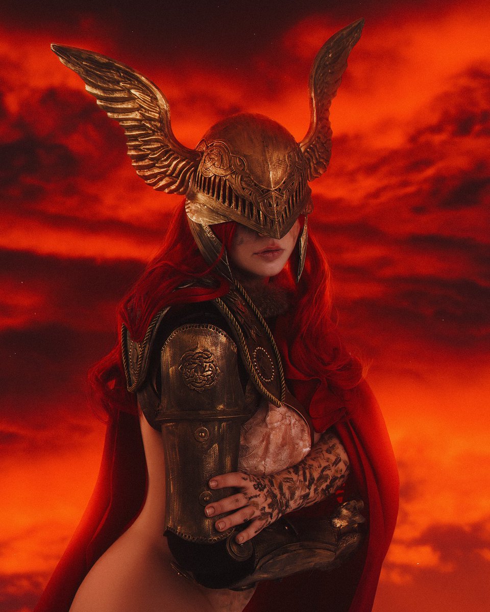 I dreamt for so long. My flesh was dull gold... and my blood, rotted. Corpse after corpse, left in my wake. As I awaited... his return.
#Malenia #ELDENRING #cosplay