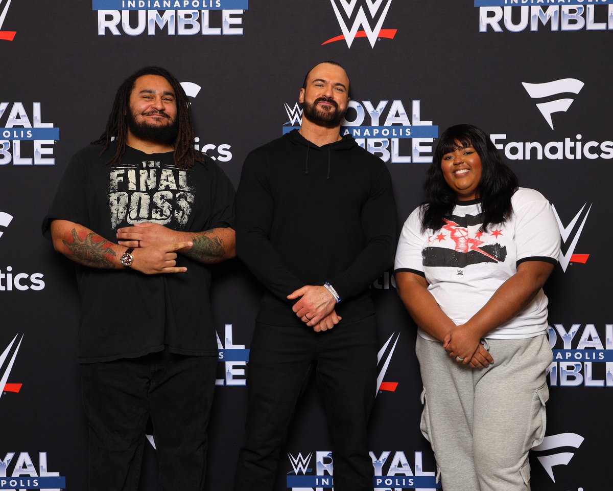 veonaviper's tweet photo. “Gotta stand up straight next to you big man” - Drew McIntyre to my fiance 😭😭😭
#wwe #RoyalRumble https://t.co/j7KL3TZcVV
