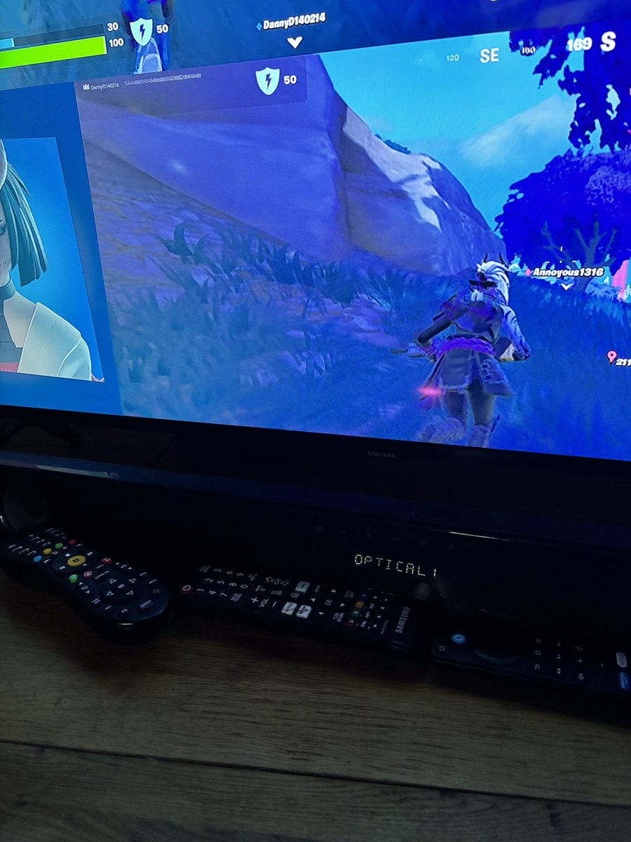 1DanDenton's tweet photo. @FortniteStatus when I play split screen I constantly get no idea on my health and shield as you can see https://t.co/GUhHzjQNYK