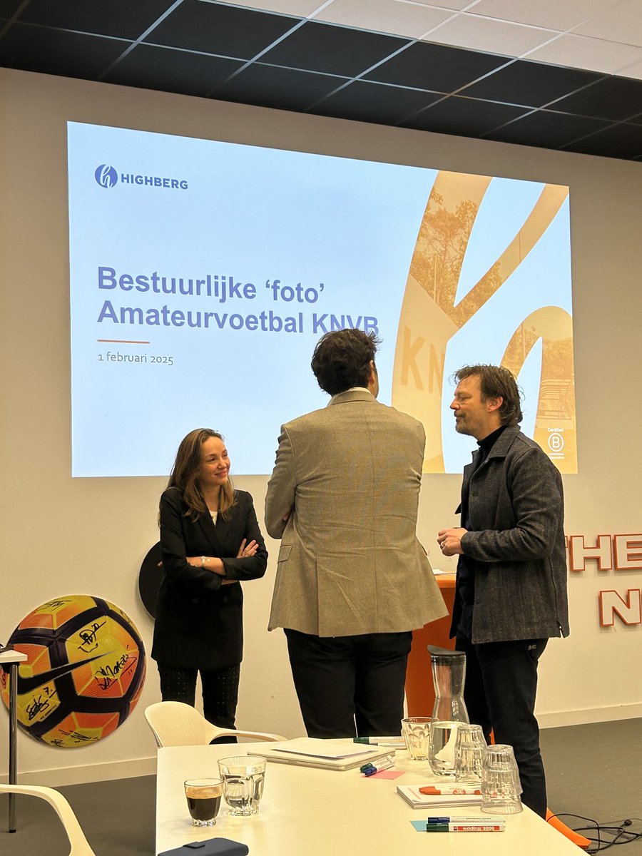 Het zit er weer op. De tweedaagse conferentie Ledenraad Amateurvoetbal KNVB. Uitleg over huidig en toekomstig beleid technisch kader meiden en vrouwenvoetbal en ontwikkelingen arbitrage en promoten aantrekken arbiters. Dat is waar we het voor doen. Beleid maken en ontwikkelen.