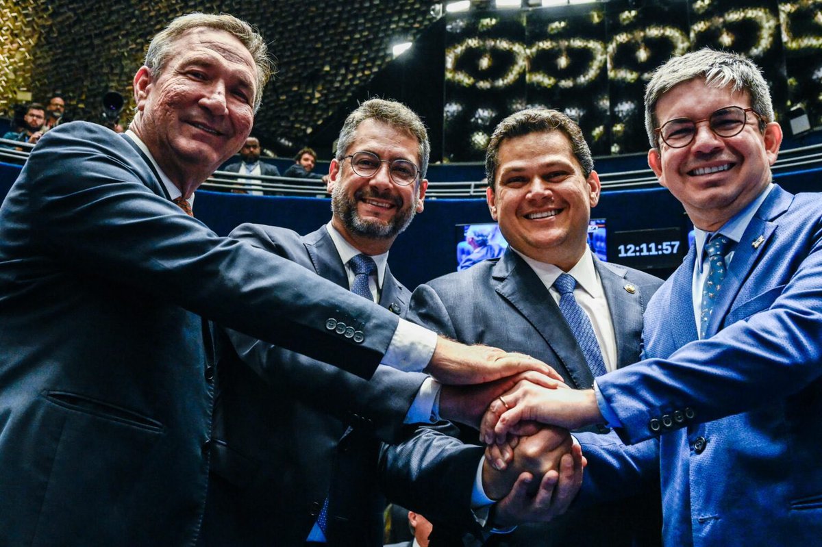 Os maiores líderes do Amapá estão em Brasília acompanhando a eleição que vai colocar o senador Davi Alcolumbre na presidência do Senado Federal, outra vez. Apoiado por senadores de esquerda, centro e direita, Davi deve alcançar cerca de 70  dos 81 votos da casa.