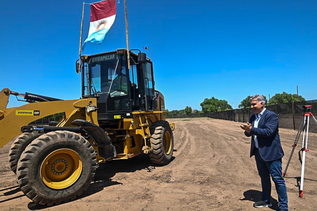 MartinLlaryora's tweet photo. Hoy vivimos en en #DeánFunes un hecho histórico: comienzan las obras de la futura Sede Regional de la Universidad Provincial de Córdoba (#UPC). Estamos dando un gran paso para fortalecer la #educación superior en el norte de #Córdoba, ampliando las oportunidades para que nuestros jóvenes puedan estudiar y desarrollarse.
 
Junto a la rectora de la @upc_cordoba, dimos inicio formalmente a la obra para la construcción del nuevo del edificio que alojará la Sede Regional.  Además, muy cerca de aquí, también estamos avanzando en la finalización del Parque Industrial, dos proyectos que marcarán un antes y un después en la región.

Este lugar se irá consolidando como centro científico, educativo y tecnológico de vanguardia.

#SeguimosHaciendo #CórdobaNoPara