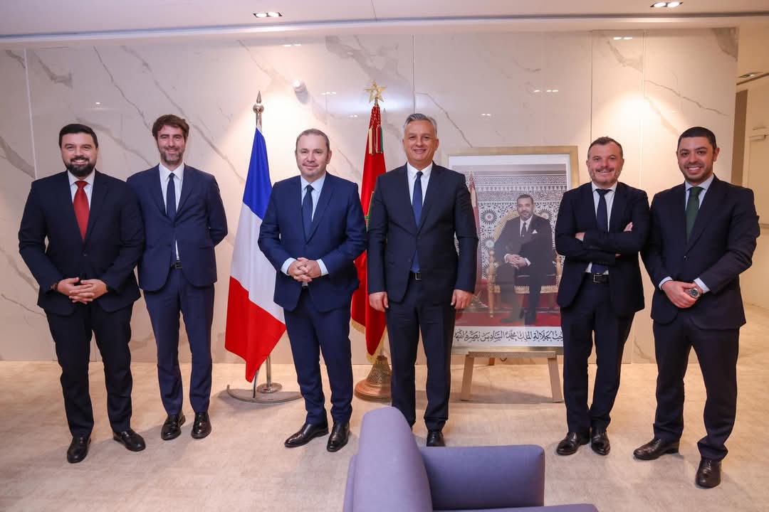 allianceMRFR's tweet photo. 🇫🇷🇲🇦Entretien de l'ambassadeur Christophe Lecourtier avec M. Karim Zidane, ministre de l'Investissement, de la Convergence et de l'Évaluation des politiques publiques, autour des grands projets communs, notamment dans les domaines de l'hydrogène, le ferroviaire et l'aéronautique https://t.co/wWH8yaMlA2