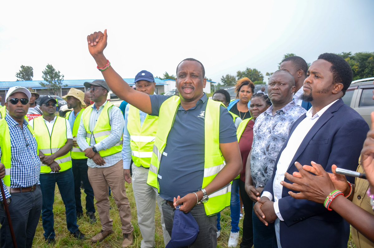 KeNHAKenya's tweet photo. KeNHA DG, Eng. Kungu Ndungu handed over the Illasit-Njukini-Taveta road site to Sinohydro Corporation Ltd for maintenance ahead of construction, set to begin in mid-February 2025. 
The 66.5km road, running from Taveta to Illasit, will be completed in 30 months under an EPC arrangement.
The project includes a 7m carriageway with 1.5m shoulders, new bridges, box culverts, street lighting in major centres, and improved junctions. 
The road will enhance economic activities, particularly in agriculture and tourism.