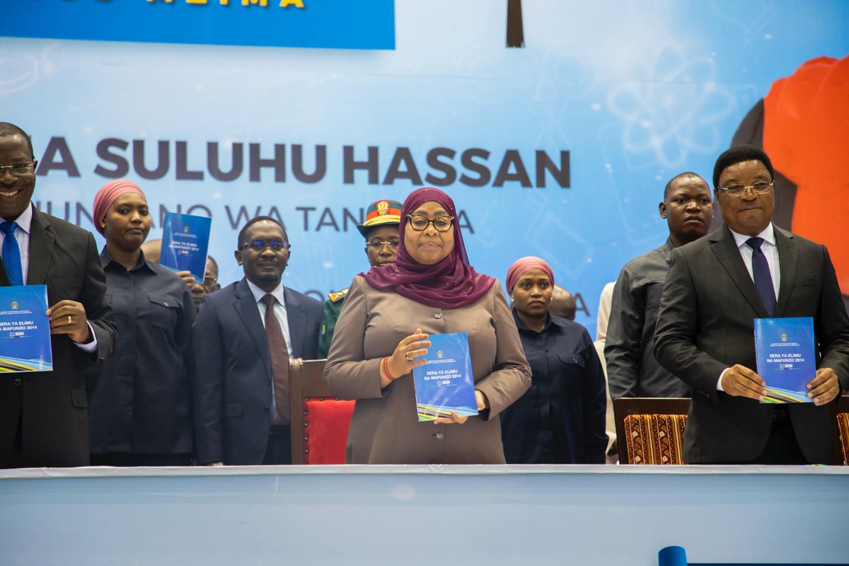 SuluhuSamia's tweet photo. Mapema leo katika kazi jijini Dodoma ambapo nchi yetu imeandika historia kwa kuzindua Sera ya Elimu na Mafunzo ya Mwaka 2014 Toleo la 2023, pamoja na mitaala iliyoboreshwa katika ngazi ya Elimu ya Awali, Elimu ya Msingi, Elimu ya Sekondari na Elimu ya Ualimu. 

Uamuzi huu wa kihistoria wa kuboresha sera na muundo wa elimu yetu unakusudia kulipa Taifa letu vijana wenye elimu bora zaidi, wanaojiamini zaidi, na wenye nyenzo stahiki kushindana kikanda na kimataifa. Kazi ya msingi ya ujenzi wa miundombinu inayobeba utekelezaji wa sera na mabadiliko haya inaendelea, ambapo katika kipindi cha mwaka 2021 hadi 2024 tumejenga shule mpya za msingi 1,649, shule mpya za sekondari 1,042, vyuo 64 vya ufundi stadi (VETA) katika wilaya 64 ambazo awali hazikuwa navyo. 

Nimeelekeza Wizara ya Elimu, Sayansi na Teknolojia, Wizara ya Fedha, Wizara ya Nchi Ofisi ya Rais Tawala za Mikoa na Serikali za Mitaa (TAMISEMI) na Wizara ya Mipango na Uwekezaji kusimamia kikamilifu utekelezaji wa mabadiliko haya ili yaweze kuleta manufaa tunayokusudia. Utekelezaji huu uende sambamba na kupitia upya maslahi ya kada ya ualimu nchini ili kuipa hadhi inayostahili kama mama wa taaluma zote duniani.