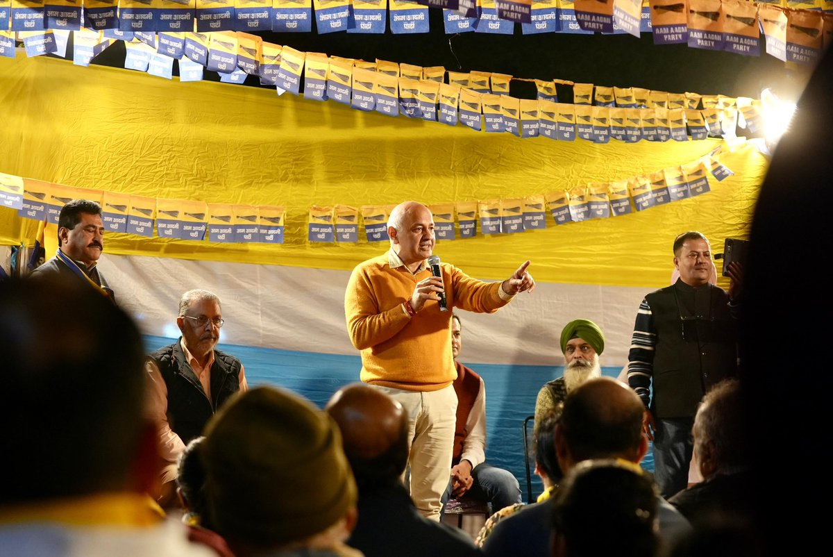 आज जंगपुरा विधानसभा के लाजपत नगर में जनसभा के दौरान जनता से आशीर्वाद और समर्थन मिला। 

अरविंद केजरीवाल जी के काम और उनकी दी गई गारंटियों से जनता बेहद खुश है। जनता फिर से दिल्ली में केजरीवाल जी की सरकार बनाने वाली है।

#MS4Jangpura #PhirLayengeKejriwal