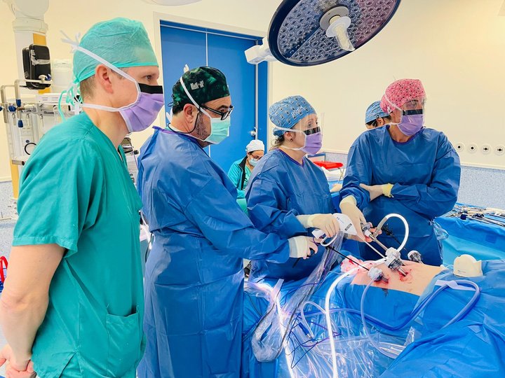 📢 El hospital Santa Lucía de Cartagena  incorpora una novedosa técnica quirúrgica en el tratamiento del reflujo gastroesofágico.

Los cirujanos 👨‍⚕️ 👩‍⚕️ han intervenido por primera vez en la #RegióndeMurcia dos pacientes con este procedimiento, que reduce las complicaciones de las