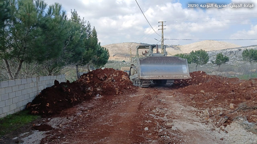 LebarmyOfficial's tweet photo. انتشرت وحدات عسكرية في بلدة عيترون – بنت جبيل في القطاع الأوسط ومناطق حدودية أخرى في منطقة جنوب الليطاني بالتنسيق مع اللجنة الخماسية للإشراف على اتفاق وقف إطلاق النار (Mechanism)، وسط تمادي العدو الإسرائيلي في اعتداءاته بما فيها حرق المنازل في عدة بلدات منها عيترون - بنت جبيل ورب ثلاثين والعديسة - مرجعيون، إلى جانب غارتَين على آليات كانت تشارك في عملية انتشال جثامين الشهداء في بلدة الطيبة - مرجعيون. وفي ظل هذه الاعتداءات، تدعو قيادة الجيش المواطنين إلى الالتزام بالتوجيهات الصادرة في بياناتها الرسمية، والتقيد بإرشادات الوحدات العسكرية المنتشرة، والتنسيق مع السلطات المحلية، حفاظًا على أرواحهم وسلامتهم.
يتابع الجيش مواكبة المواطنين في البلدات الحدودية، كما يواصل العمل على تطبيق القرار ١٧٠١ وتنفيذ الإجراءات الميدانية الضرورية في عدة مواقع في منطقة جنوب الليطاني.
#الجيش_اللبناني #LebaneseArmy
https://t.co/eAhyURLg00