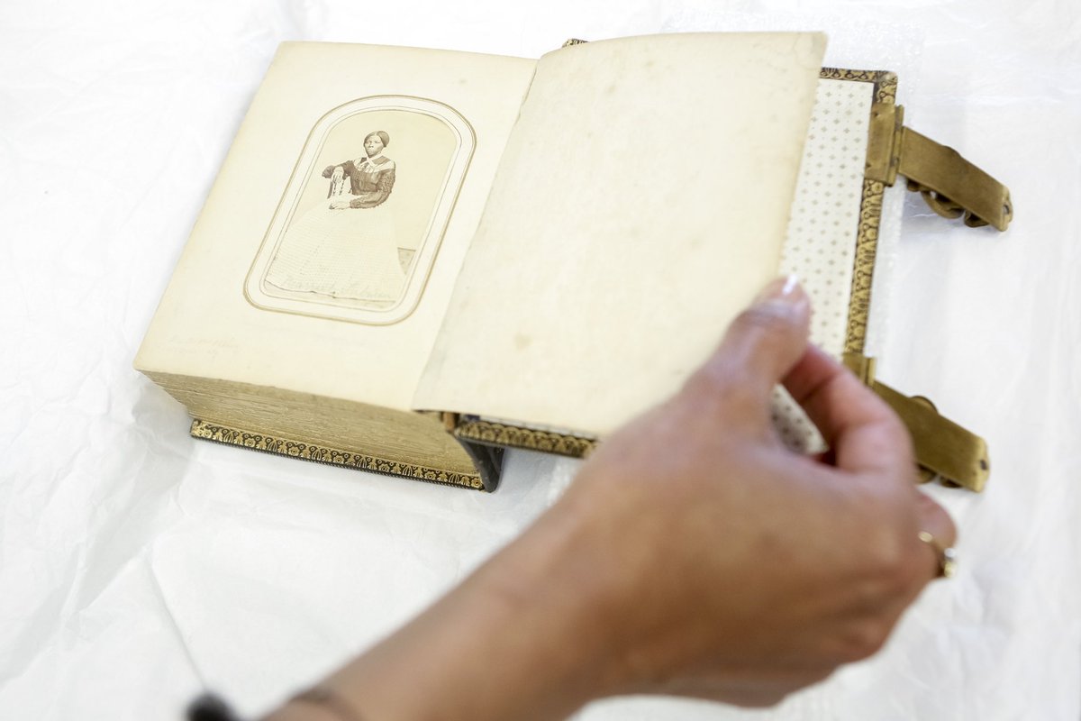 This is one of the earliest known photographs of Harriet Tubman. The portrait is in a photo album that belonged to Emily Howland, a lifelong advocate of freedmen’s schools and women’s rights. (1/2)
#blackhistorymonth