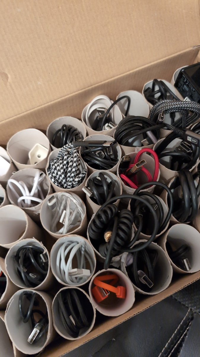 <a href="/SoerenLorensen/">Søren Lorensen</a> Ich hab angefangen Schuhkartons kombiniert mit Klopapierrollen als Kabelkisten herzunehmen. Kann man auch bissl flexibler gestalten. Hab bereits 4 solcher Schuhkartons, gut sortiert, das hier ist der USB/Kopfhörer Nr. 1 😂