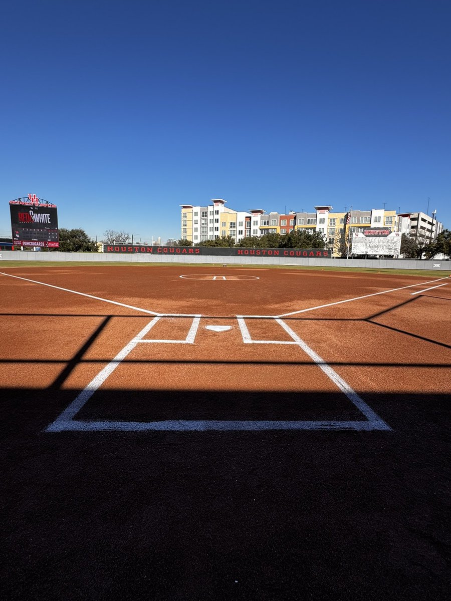 Beautiful day for a red &amp; white scrimmage. The boys killed it today! #Gocoogs 🐾<a href="/UHCougarTurf/">UH Sports Turf</a>