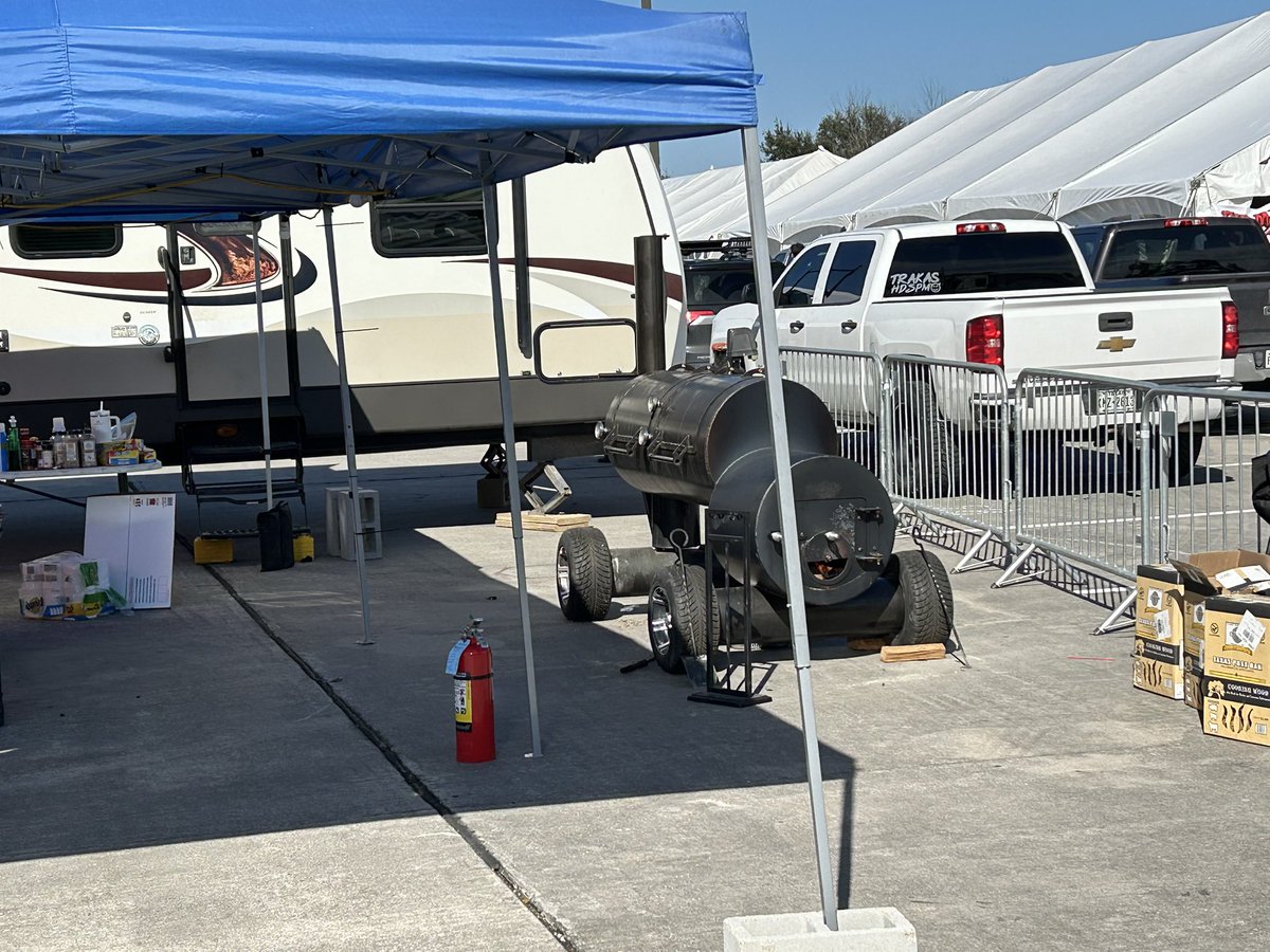 Beavoh00's tweet photo. If y’all are out in the Humble area, head on out to the Civic Center for the 2025 Humble Cookoff. Say hello and grab some bbq. Lots of fun to be had. Randall King will be on the main stage tonight. https://t.co/WrYATc8wX5