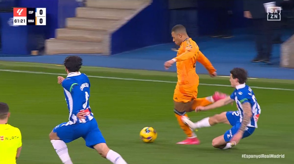 LuismaGuisado's tweet photo. El tío que ha hecho está entrada ha marcado el gol de la victoria del Espanyol.
Gol anulado a Vini Jr por una falta de Mbappe inexistente en el que encima le estaban agarrando del cuello a él.
#NoEsFútbolEsLaLiga. #LaLigaNegreirada. https://t.co/sB8qxX9hGp