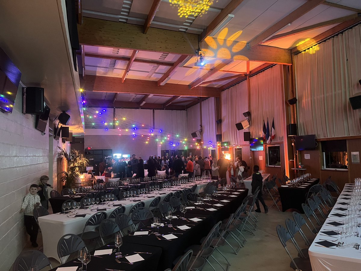 AugustinREY's tweet photo. Passage ce soir à la belle soirée dansante organisée par le #RambouilletHandball 🤾 à l’hippodrome. 

Une salle transformée pour l’occasion par les adhérents du club, dans une ambiance chaude et conviviale ! Bravo 🍾 

Bonne soirée à toutes et tous !

#EspritClub https://t.co/tzbPR628d2