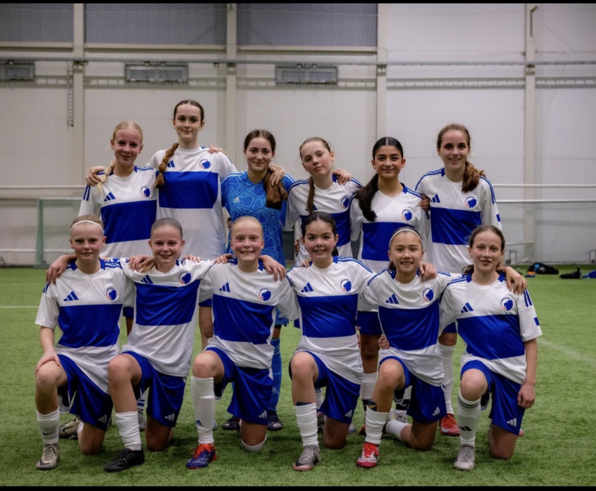 Tillad mig at præsentere: Fremtidens stjerner! Første <a href="/FCKobenhavn/">F.C. København</a> pige-talenthold i aktion i dag. Vi er stolte af jer piger. #fcklive