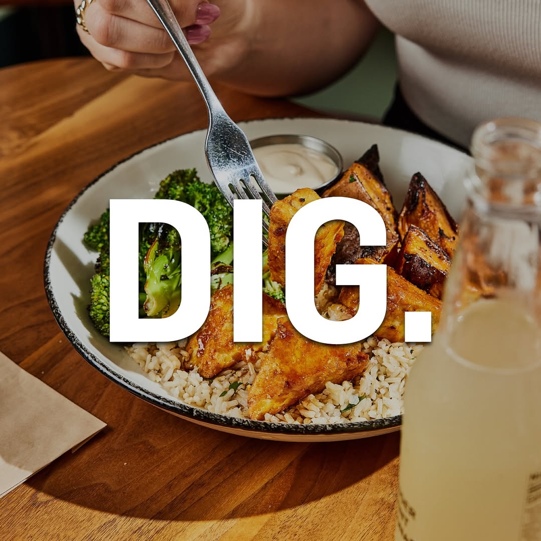 Runway7Fashion's tweet image. Good vibes, great food, and high fashion! DIG INN (@diginn) is officially serving up something amazing at NYFW. 🍽 Where something good is always cooking 🥗 #NYFW #DigInn #FashionEats #RunwayEats #SomethingGoodAlwaysCooking