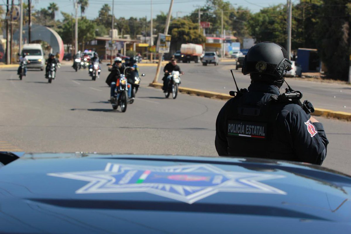 sspsinaloa1's tweet photo. Policías estatales se despliegan en la carretera #Culiacán - #Navolato, hasta #Altata 🌴 para que motociclistas y automovilistas tengan una #RUTASEGURA. 

Integrantes del #AltataBikerFest se trasladan al puerto. 

Recuerda que autoridades también están desplegadas en lo centros turísticos #Elota y  #Culiacán.

¡Ven y disfruta en familia! 

#SSPSinaloa 👮 🚓