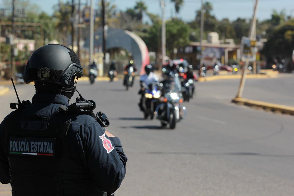 sspsinaloa1's tweet photo. Policías estatales se despliegan en la carretera #Culiacán - #Navolato, hasta #Altata 🌴 para que motociclistas y automovilistas tengan una #RUTASEGURA. 

Integrantes del #AltataBikerFest se trasladan al puerto. 

Recuerda que autoridades también están desplegadas en lo centros turísticos #Elota y  #Culiacán.

¡Ven y disfruta en familia! 

#SSPSinaloa 👮 🚓