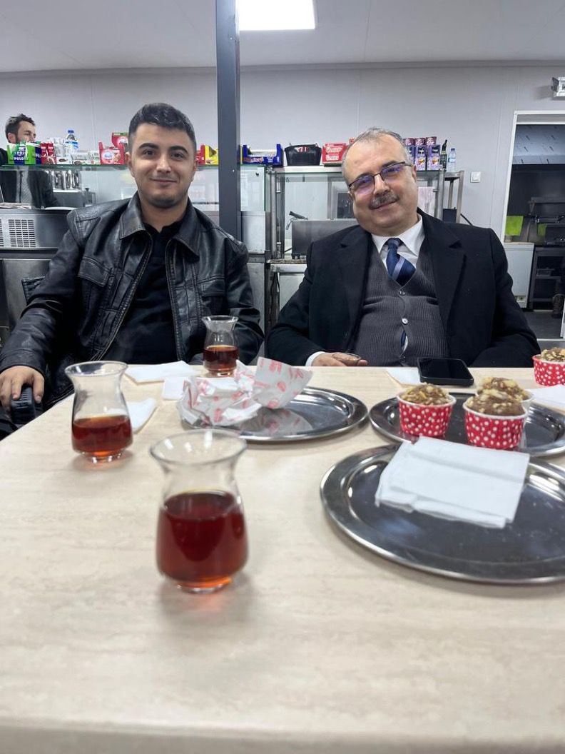 Marundayanisma's tweet photo. Marmara Üniversitesi kayyum rektörü Filistin için, barınma hakkı için eylem yapan öğrencilere soruşturma açarken ülkücü-faşist çetelerin projeleri hakkında bilgi veren okul başkanı(!) ile fotoğraf çektiriyor!

Baskılara boyun eğmeyeceğiz.

Üniversiteler bizimle özgürleşecek! https://t.co/q7l714YMRJ