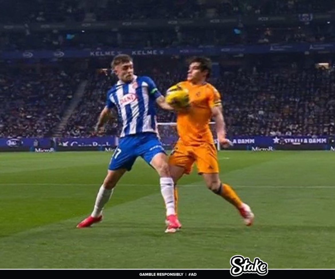 mbaafraude's tweet image. -Entrada criminal sobre Mbappe, no fue roja.
-Entrada criminal sobre Vinicius, no fue roja.
-Mano no pitada, era penalti.
-Goo anulado al Madrid cuando había agarrón a Mbappe.

QUÉ ESCANDALO.