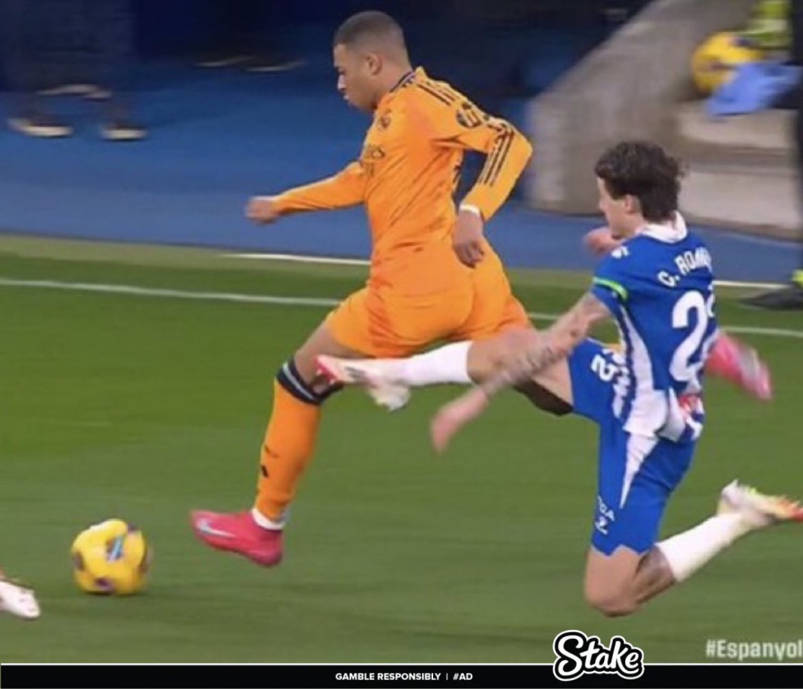 mbaafraude's tweet image. -Entrada criminal sobre Mbappe, no fue roja.
-Entrada criminal sobre Vinicius, no fue roja.
-Mano no pitada, era penalti.
-Goo anulado al Madrid cuando había agarrón a Mbappe.

QUÉ ESCANDALO.