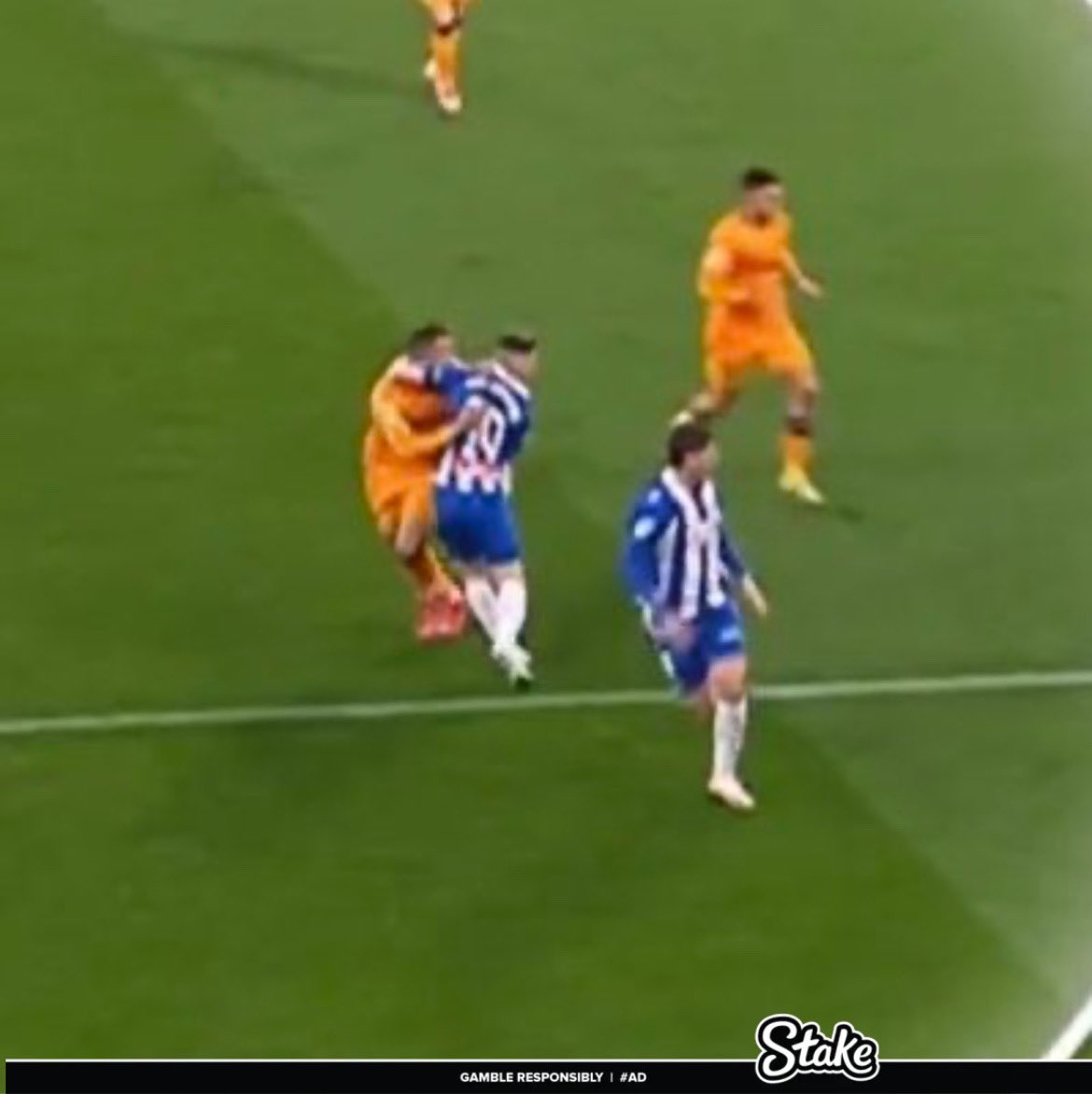 mbaafraude's tweet image. -Entrada criminal sobre Mbappe, no fue roja.
-Entrada criminal sobre Vinicius, no fue roja.
-Mano no pitada, era penalti.
-Goo anulado al Madrid cuando había agarrón a Mbappe.

QUÉ ESCANDALO.