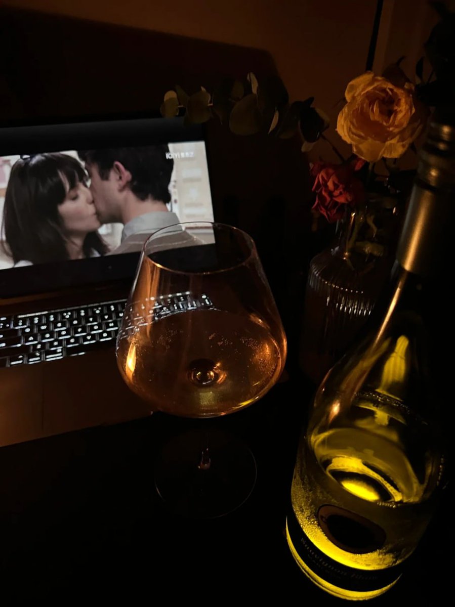njsph's tweet image. Rewatching 500 Days of Summer while drinking wine hits different ❤️‍🩹🍷