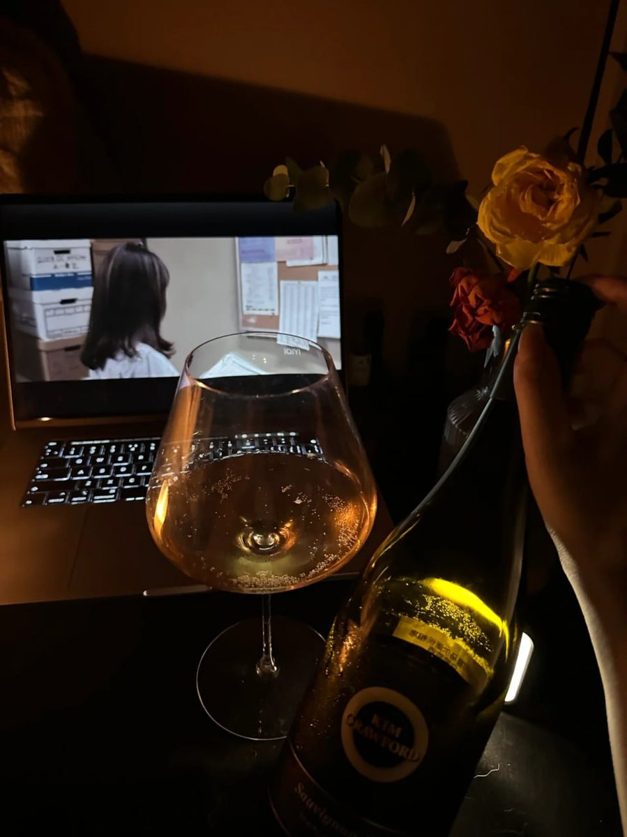 njsph's tweet image. Rewatching 500 Days of Summer while drinking wine hits different ❤️‍🩹🍷
