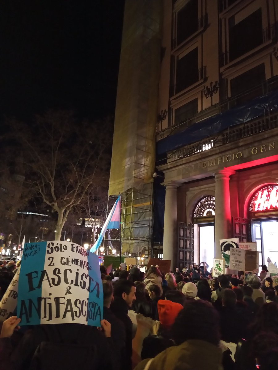 LuquiRM's tweet photo. Consulado argentino en Barcelona 
#MarchaAntifascista #1FMarchaAntiFascismo https://t.co/fJJknVMgOM