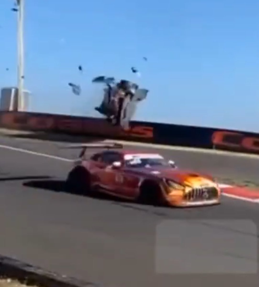 There are 2 cars in this picture.