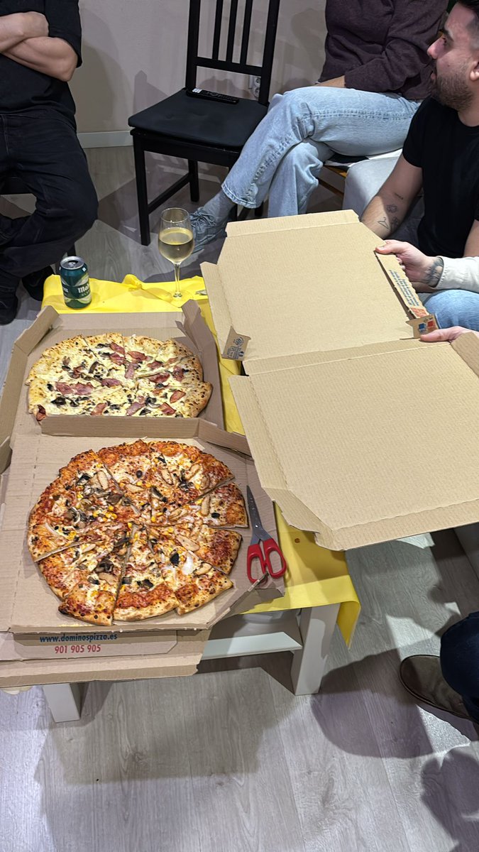 principitopeter's tweet photo. Pedir 3 familiares a @DominosPizza_ES para disfrutar con sus pizzas el @BenidormFestTVE  y la sorpresa.... Caja vacía... https://t.co/PeXutXpggd