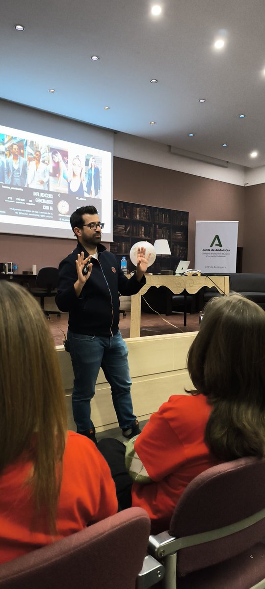 En el cierre de las #JIPAtq25 (lo he pasado genial) <a href="/cpoyatos/">César Poyatos Dorado @cpoyatos.bsky.social</a> nos recuerda que la IA no es mágica sino humana y que no tiene luz propia sino que, como la luna, refleja. <a href="/cepantequera/">cepantequera</a>