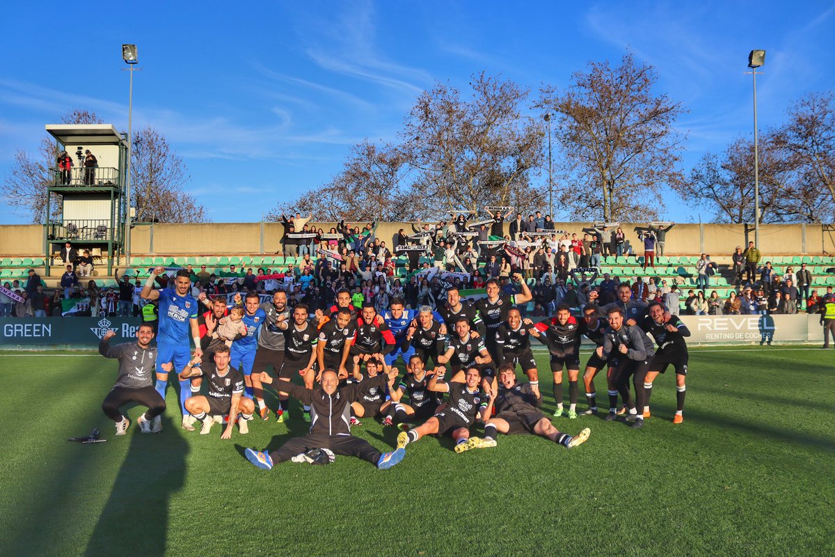 😍 ¡𝐋𝐨 𝐦𝐞𝐫𝐞𝐜𝐞𝐦𝐨𝐬 𝐭𝐨𝐝𝐨𝐬! 🔝

⚪️⚫️ ¡EQUIPO y AFICIÓN! 
🫡 Los romanos del césped
🙌🏽 Los 200 de Sevilla en la grada
🤩 Los que apoyan día tras día

#BetisDeportivoMérida