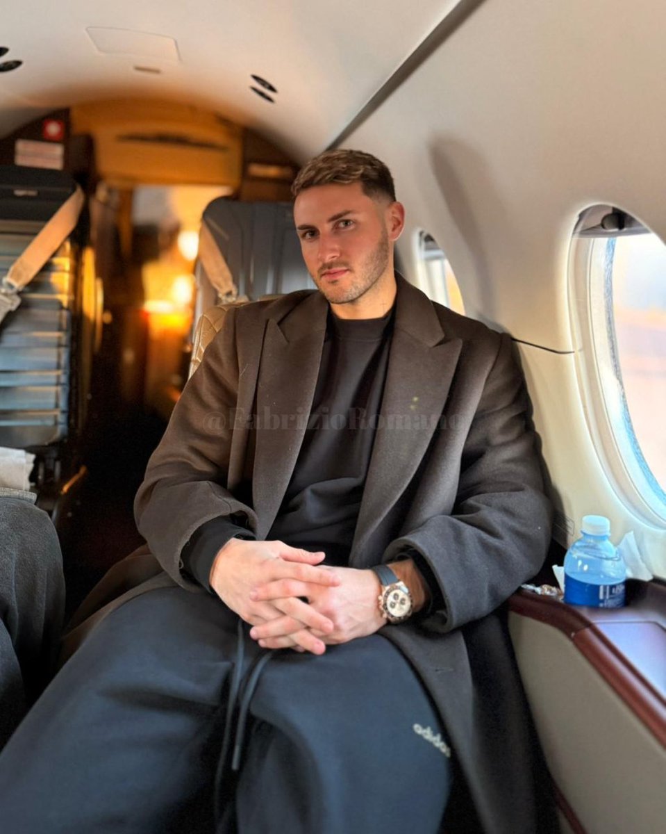 🔴⚫️✈️ Santiago Giménez, on his way to Milano right now!

Here’s new AC Milan striker 📸🇲🇽