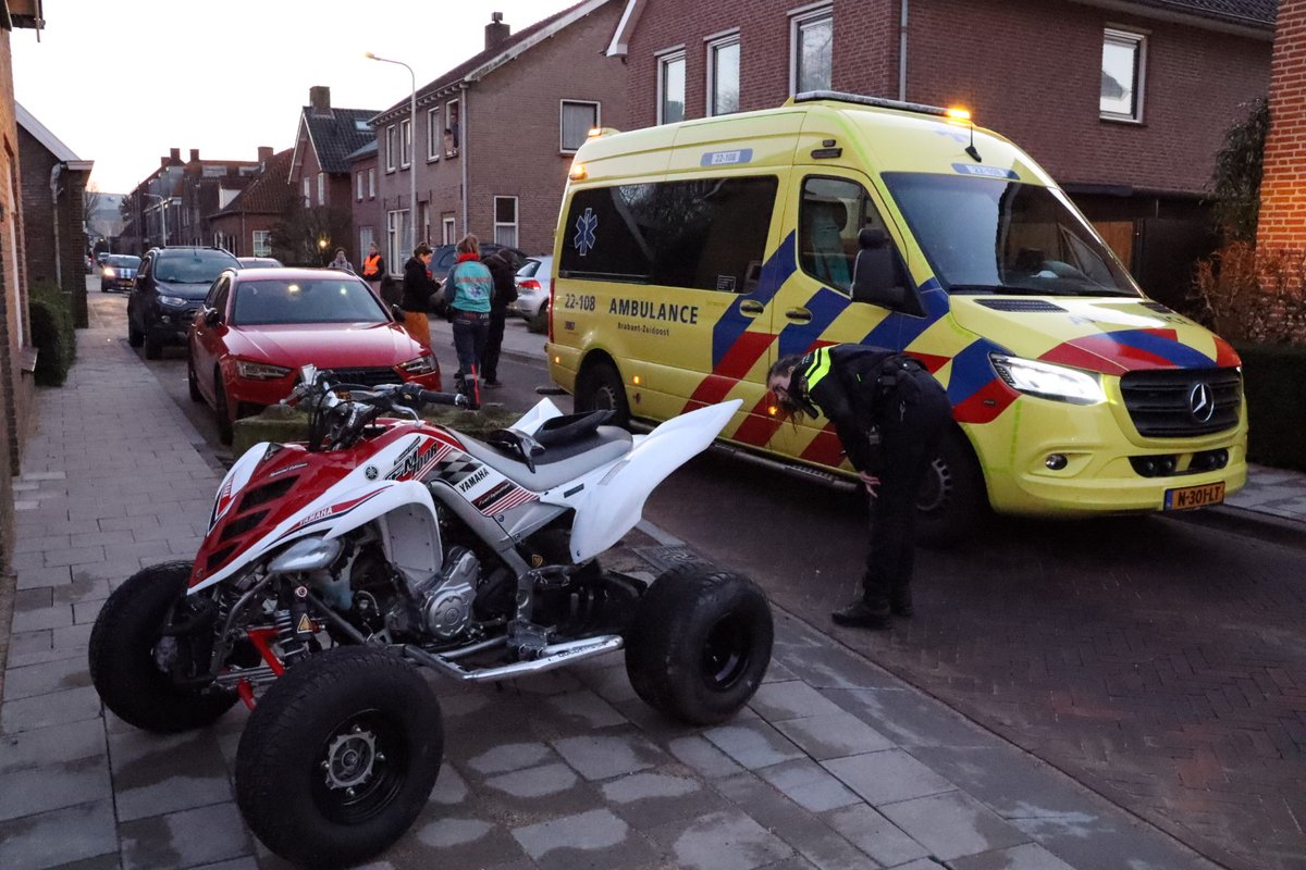 Quad botst op geparkeerde auto