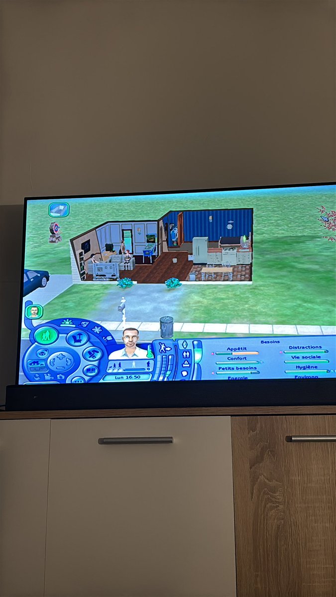 MrMaxb2's tweet photo. Bon bah @LesSims ils m’ont fait craquer pour la Nostalgie des #Sims2 😭 https://t.co/xq2UxV1gHK