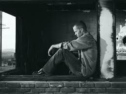 -

حياتيّ بدونه مثل بيت بلا .. سكان
كساه الغبار وعشعش الطير بركونه .
#أمـــــــــــــــــــــــــــــــــــــــــــير