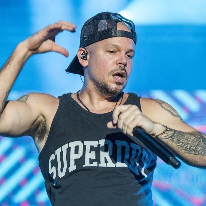 66ae86's tweet photo. Residente es hijo de un abogado, estudió licenciatura, un Master en USA y cine en Barcelona.

Luis Miguel apenas terminó la primaria, es hijo de un borracho, sufrió abuso laboral de niño, su madre desaparecida y lo busca la ley.

Luis Miguel es más barrio que Residente, Facto🔥 https://t.co/eVF5dWB74B