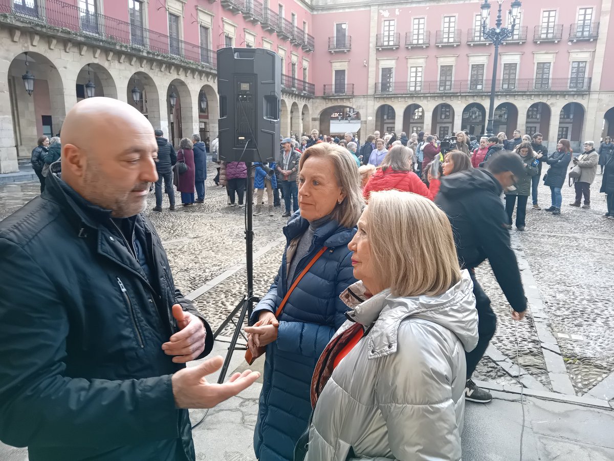⚫️ Minuto de silencio ante la Casa Consistorial en memoria de Karilenia. Ojalá nunca más tenga que lamentarse la muerte de una mujer por la violencia machista.